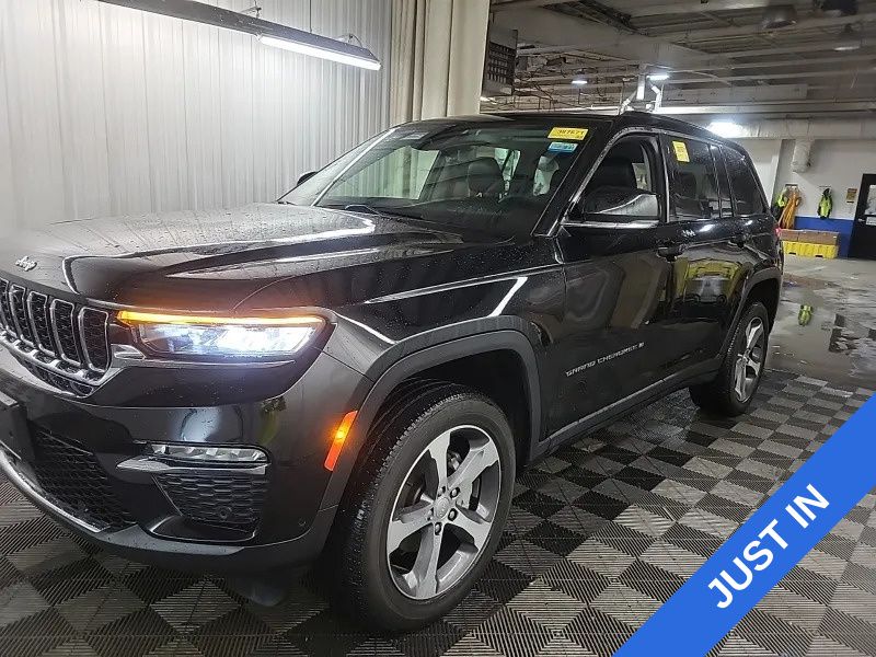 Diamond Black Crystal Pearlcoat 2023 Jeep Grand Cherokee Limited 4WD SUV / Crossover Four-Wheel Drive 8-Speed Automatic