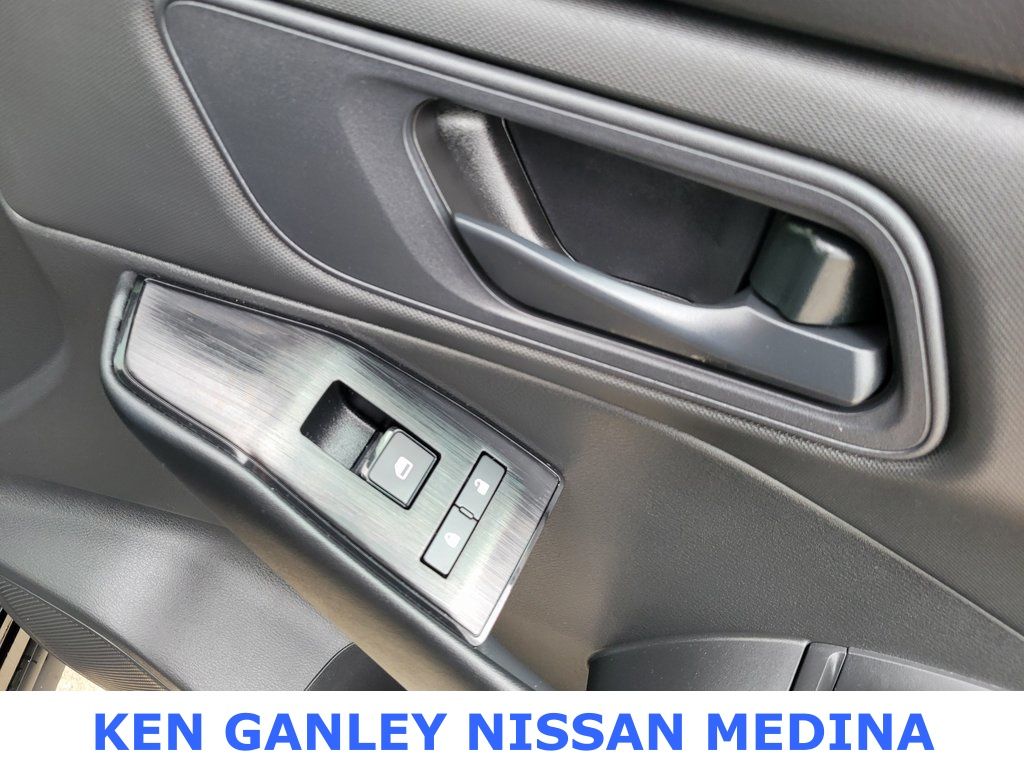 2025 Nissan Rogue S photo