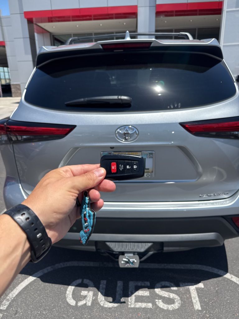 Thumbnail: 2022 Toyota Highlander - 12