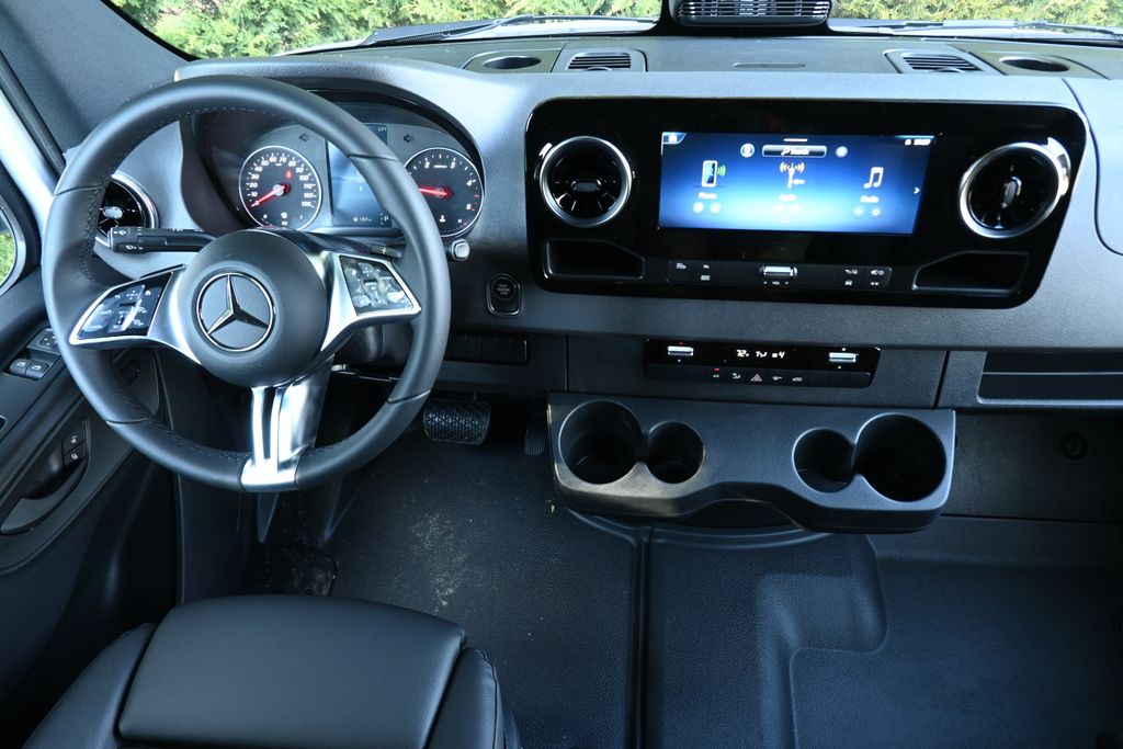 Thumbnail: 2025 Mercedes-Benz Sprinter - 4