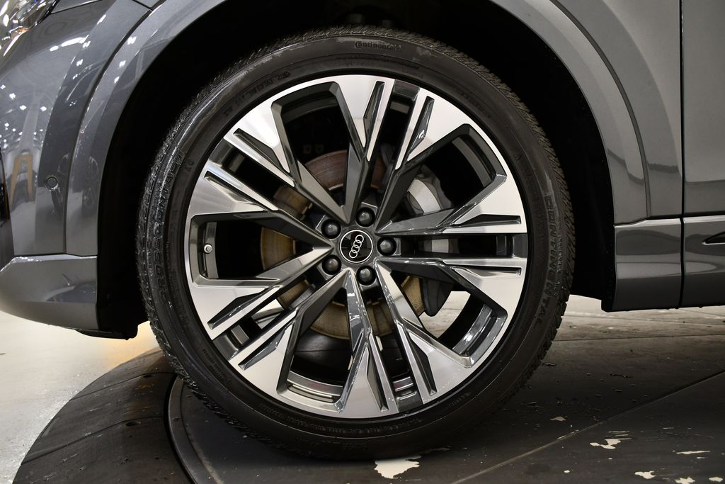 Thumbnail: 2026 Audi Q8 - 14