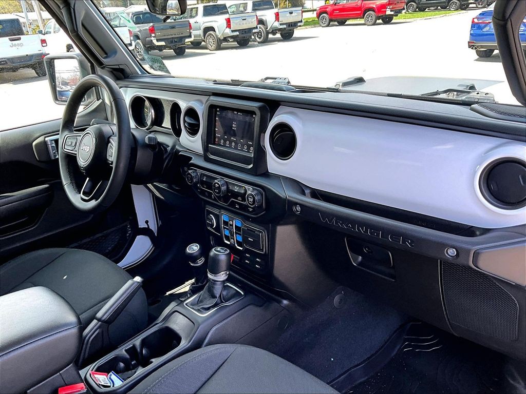 2023 Jeep Wrangler — photo 14