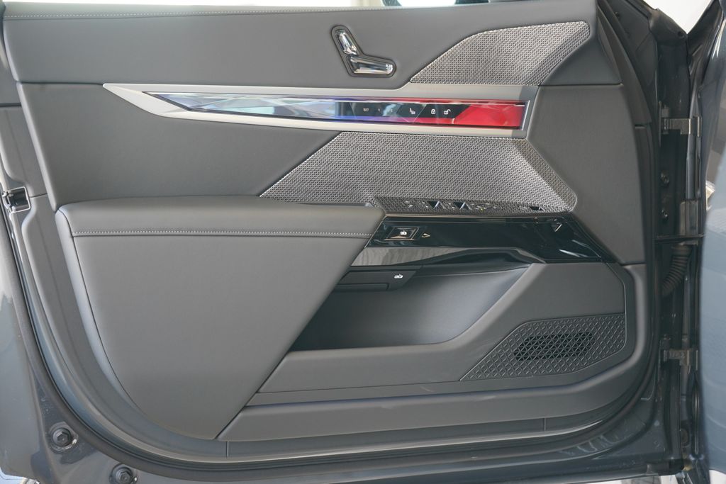 Thumbnail: 2026 BMW 7 Series - 10