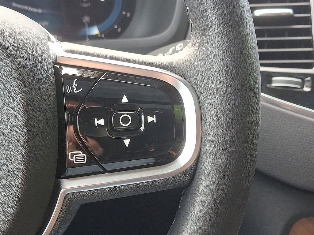 2023 Volvo XC90 B6 Plus 21