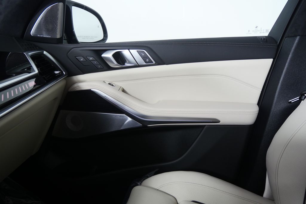 Thumbnail: 2026 BMW X7 - 27