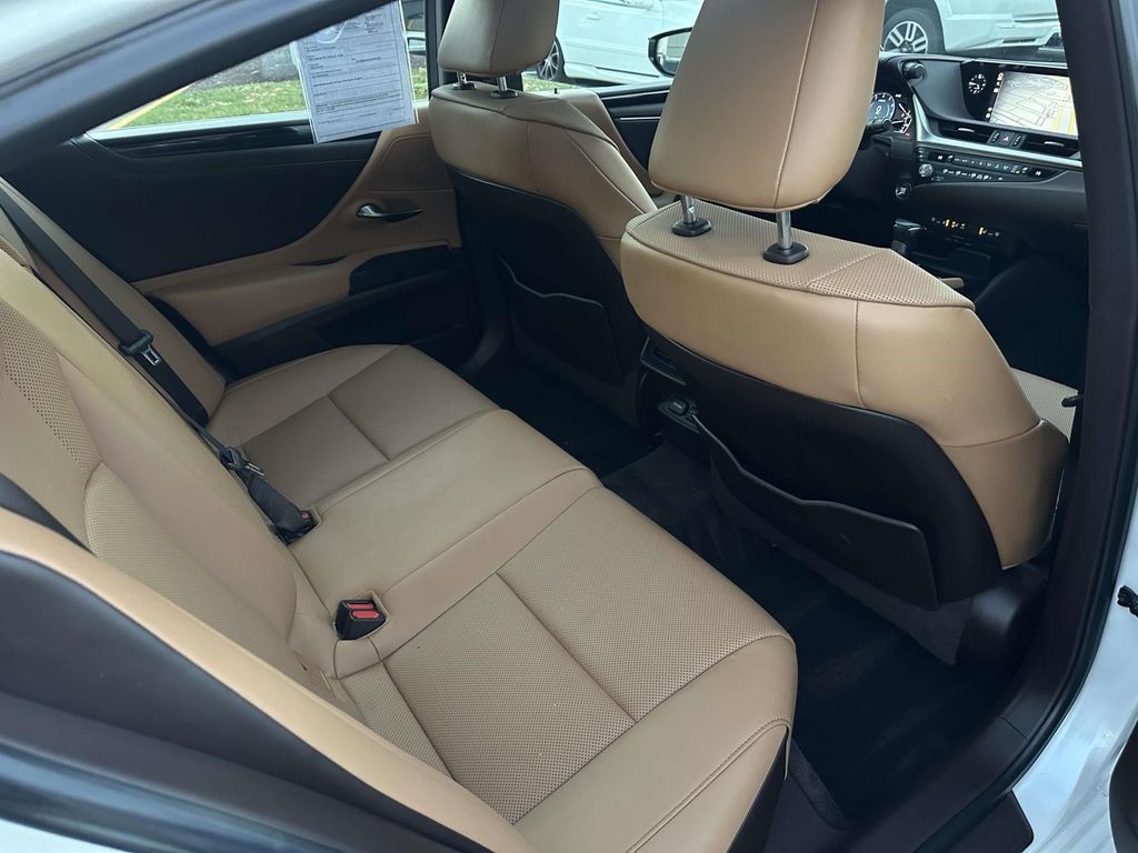 Thumbnail: 2021 Lexus ES - 24