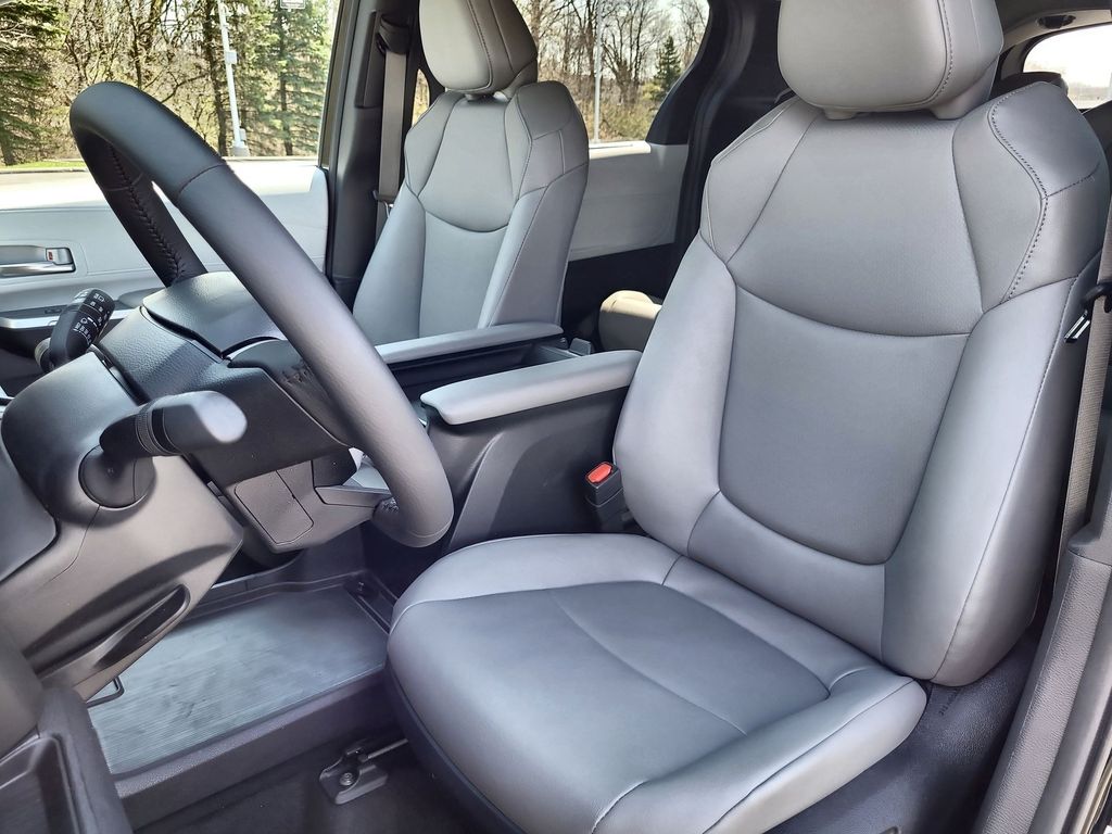2025 Toyota Sienna XLE 13