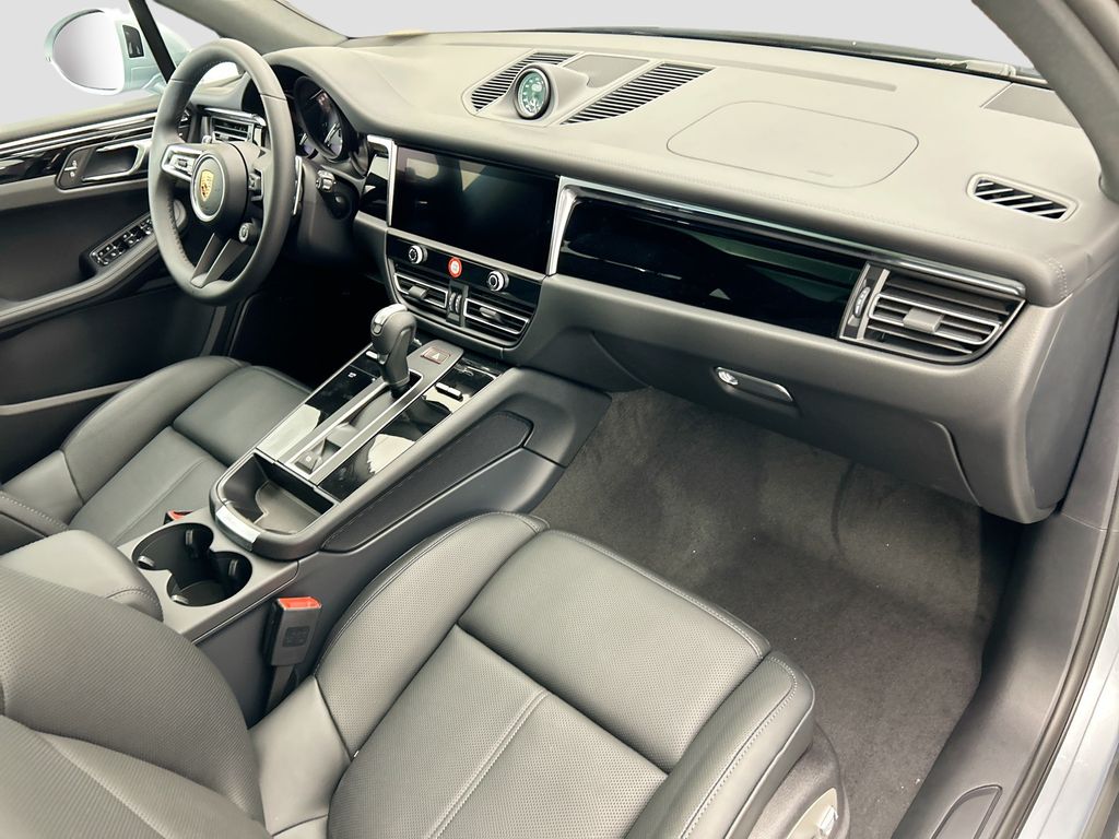 Thumbnail: 2026 Porsche Macan - 20