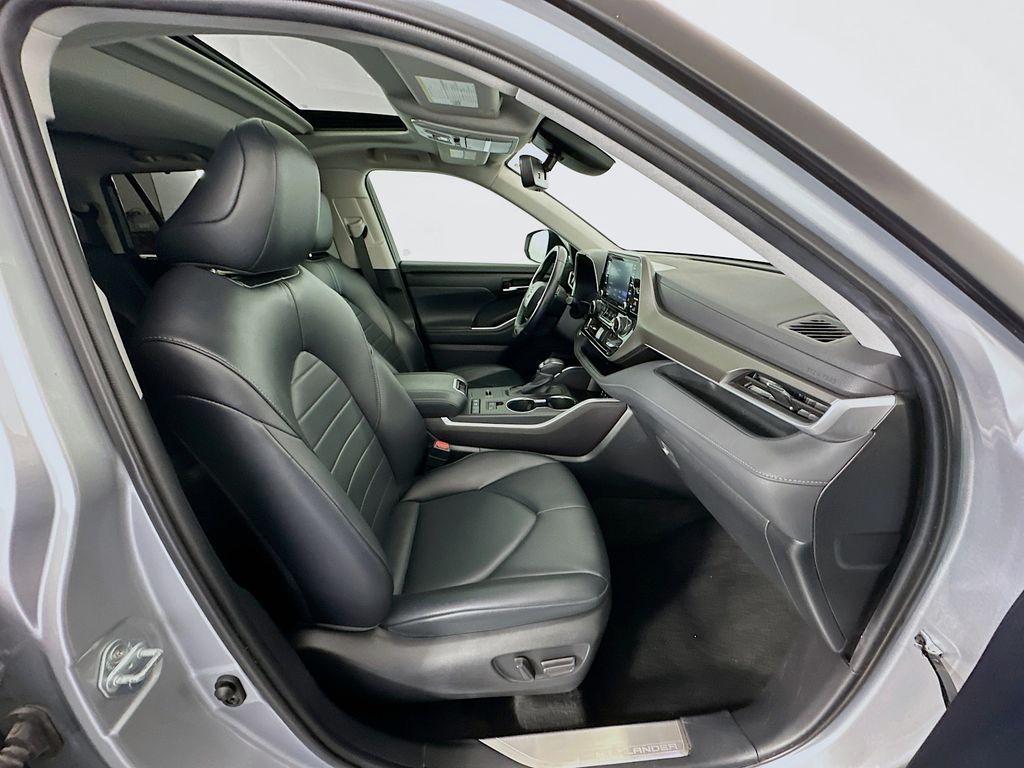 Thumbnail: 2022 Toyota Highlander - 28