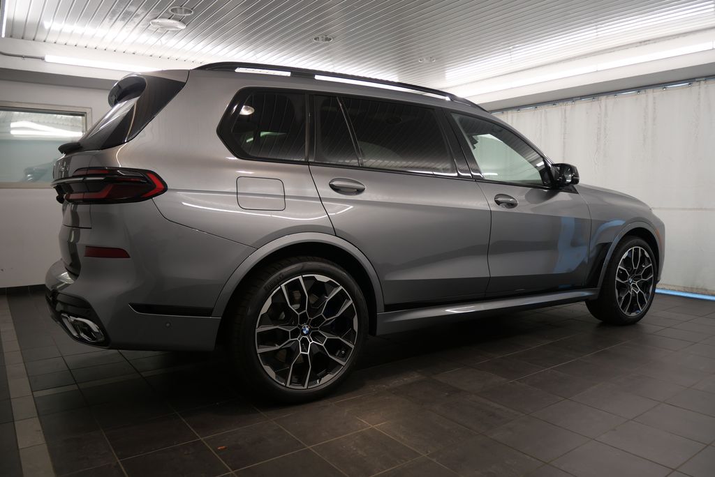 2025 BMW X7 M60i 8