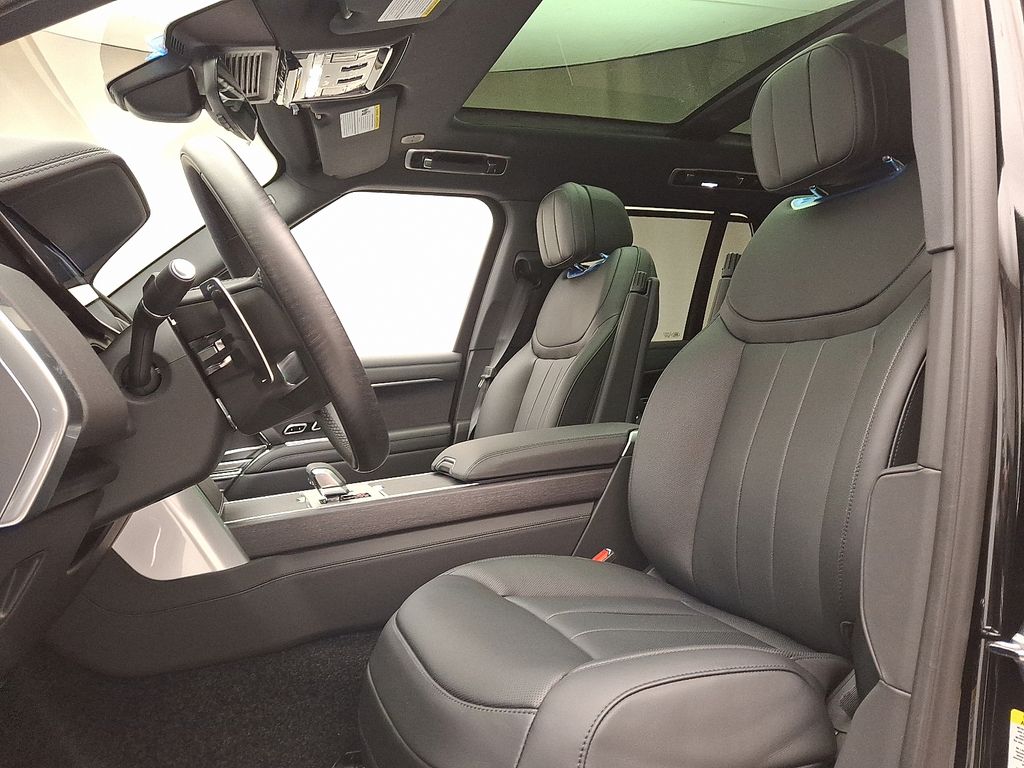 2025 Land Rover Range Rover SE 8