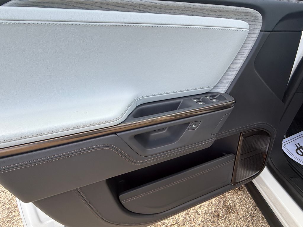 Rivian R1S