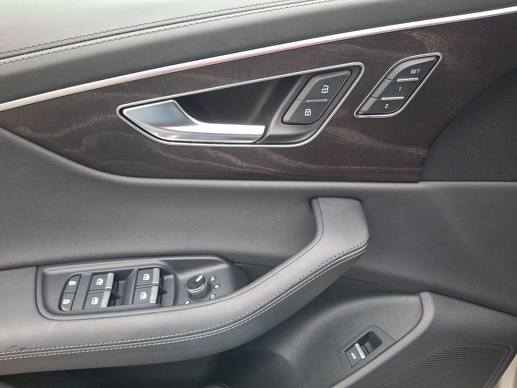 Thumbnail: 2023 Audi Q8 - 12