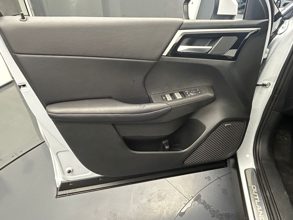 New 2026 Diamond White Mitsubishi SE image 14