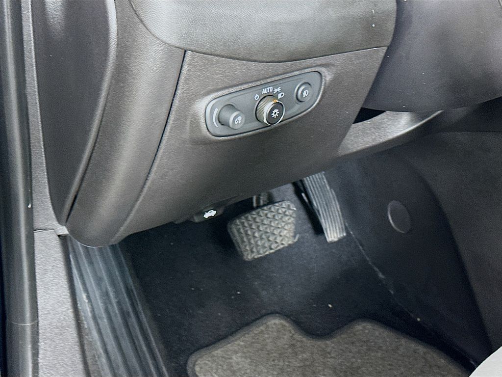 Thumbnail: 2021 Chevrolet Equinox - 10