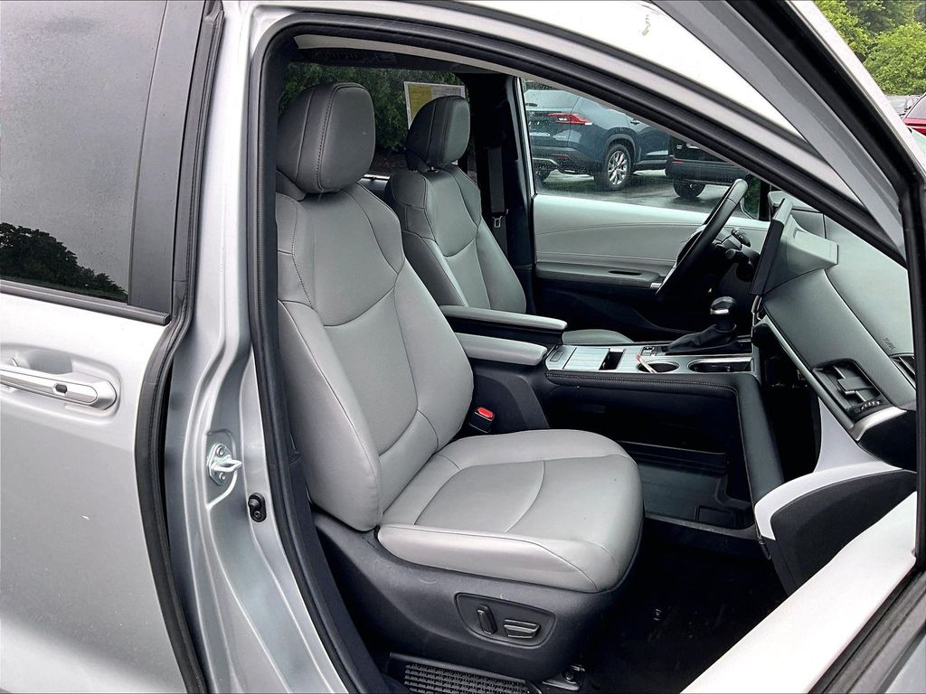2025 Toyota Sienna — photo 11