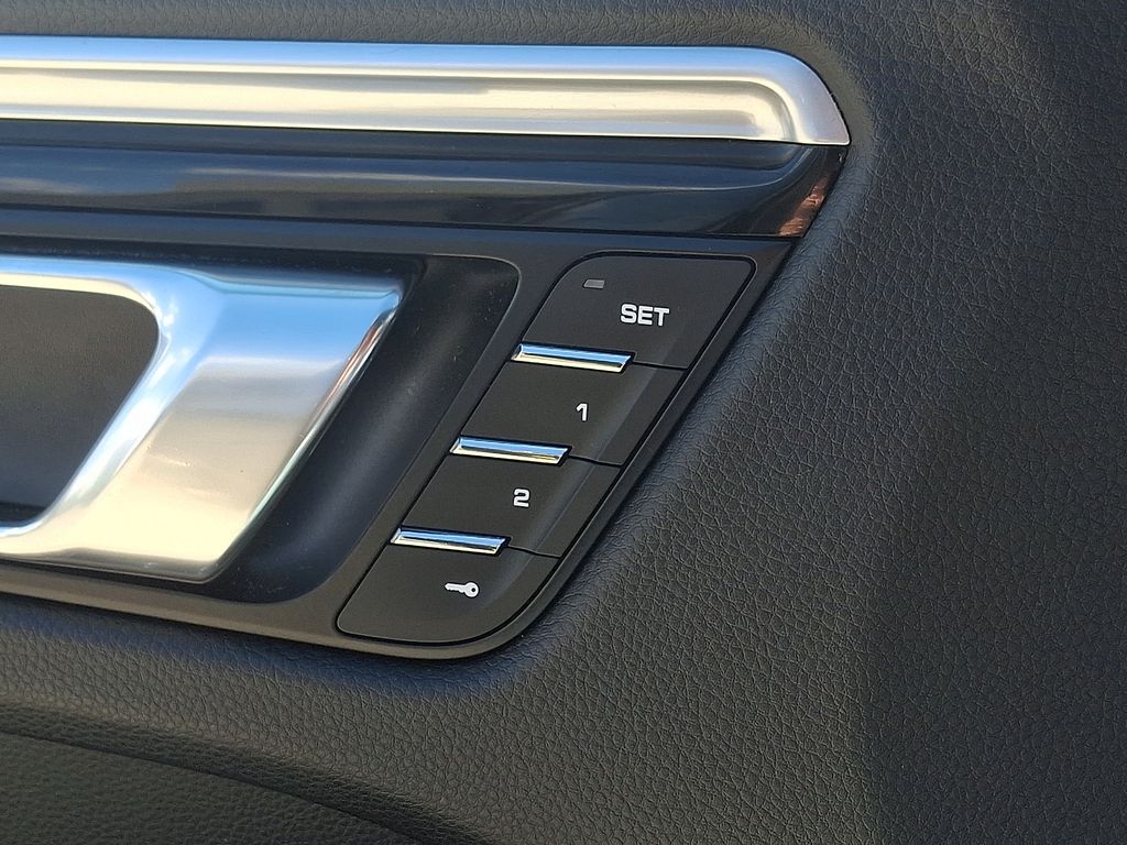 Thumbnail: 2023 Porsche Macan - 29