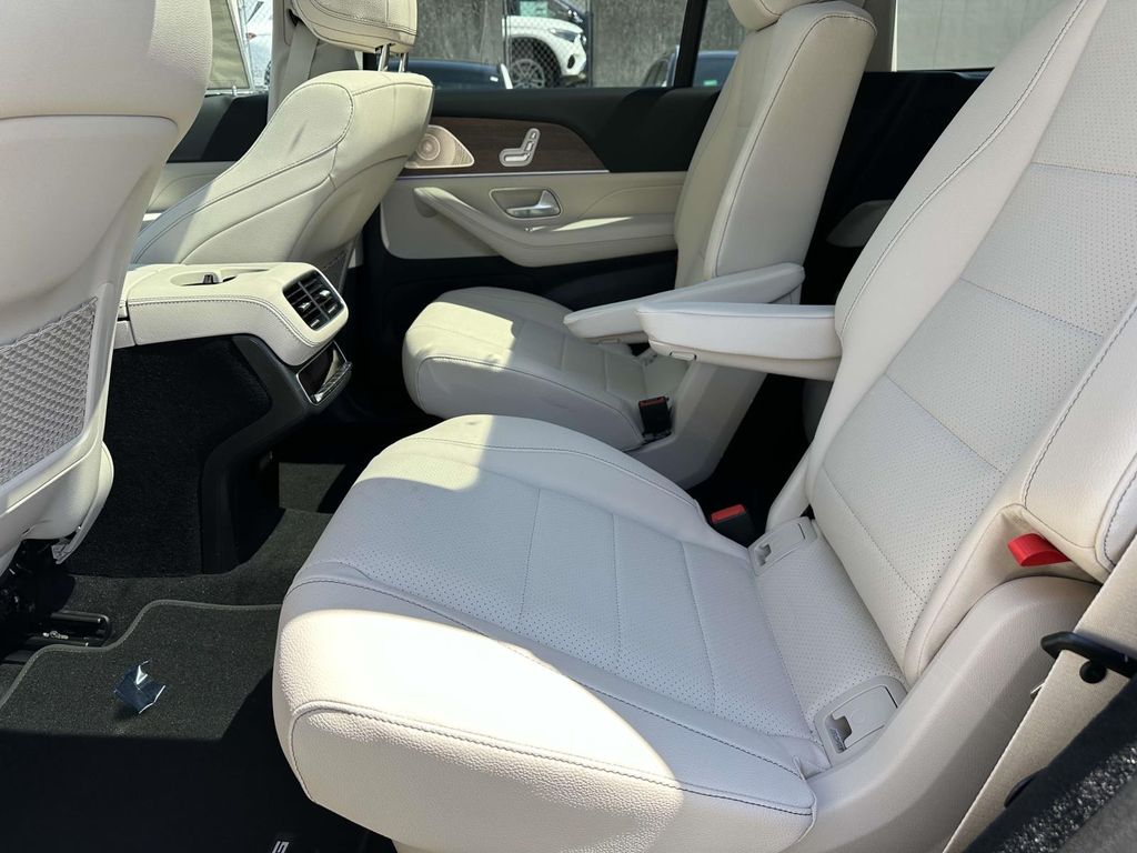 2025 Mercedes-Benz GLS 450 4MATIC 16