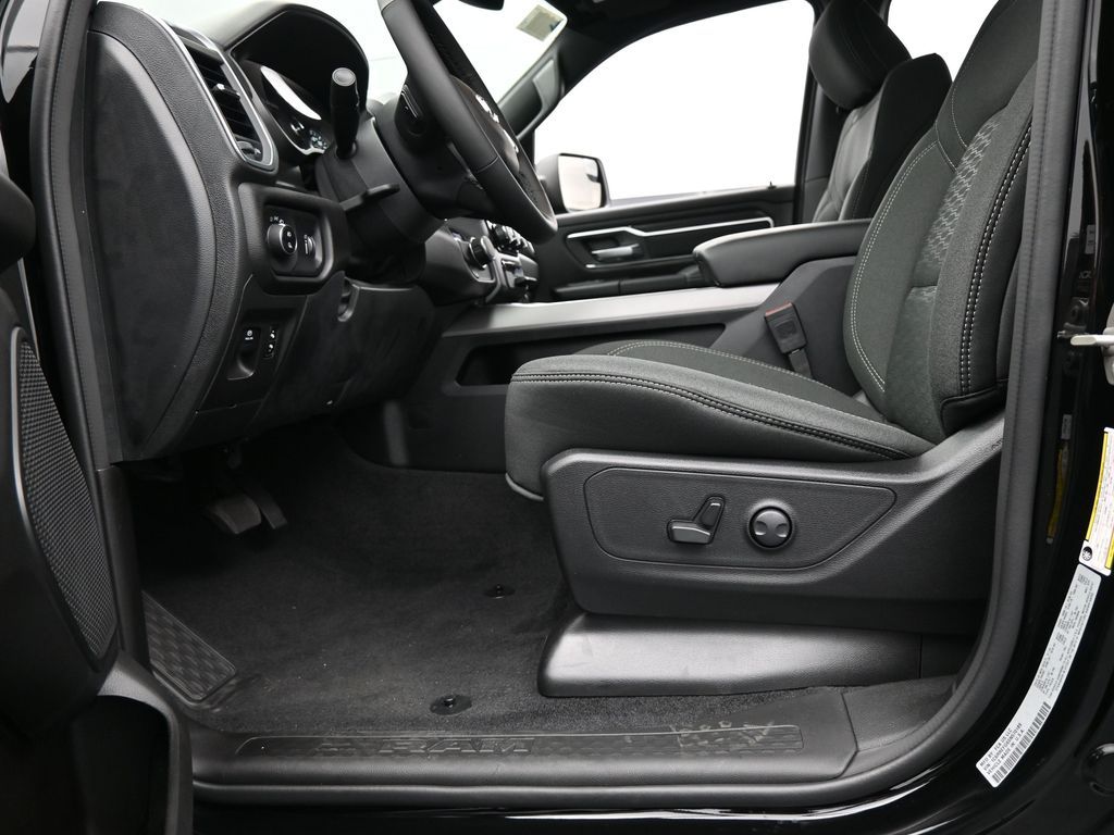 Used 2025 Diamond Black Crystal Pearlcoat Ram Big Horn/Lone Star image 33