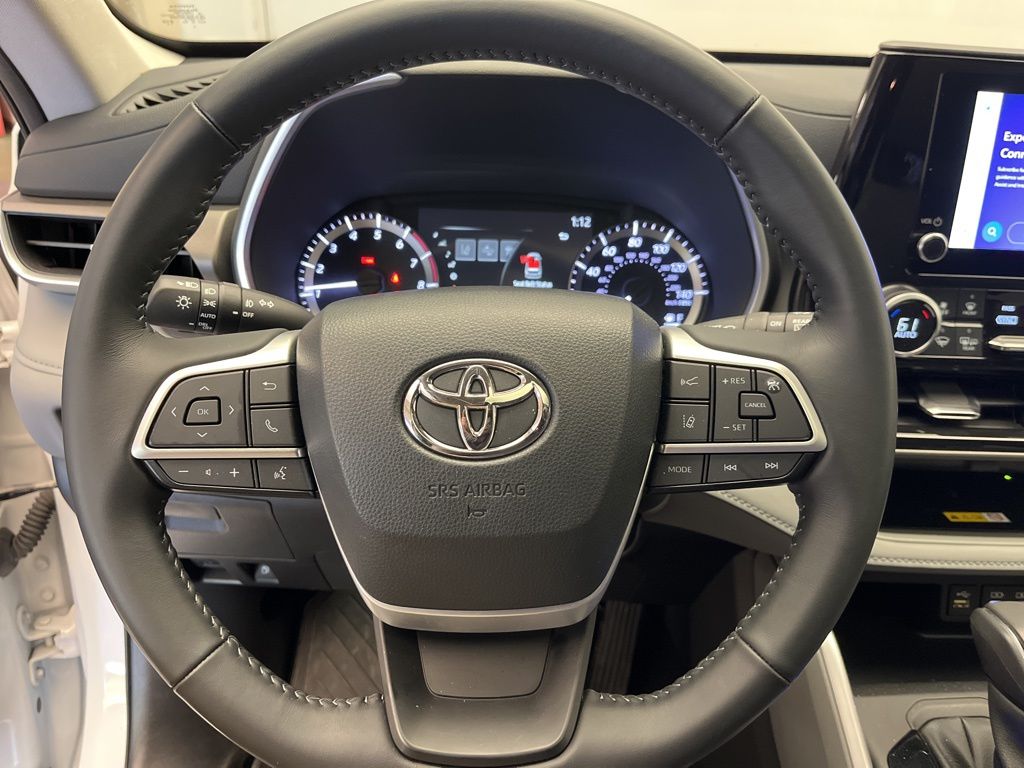 Thumbnail: 2023 Toyota Highlander - 13