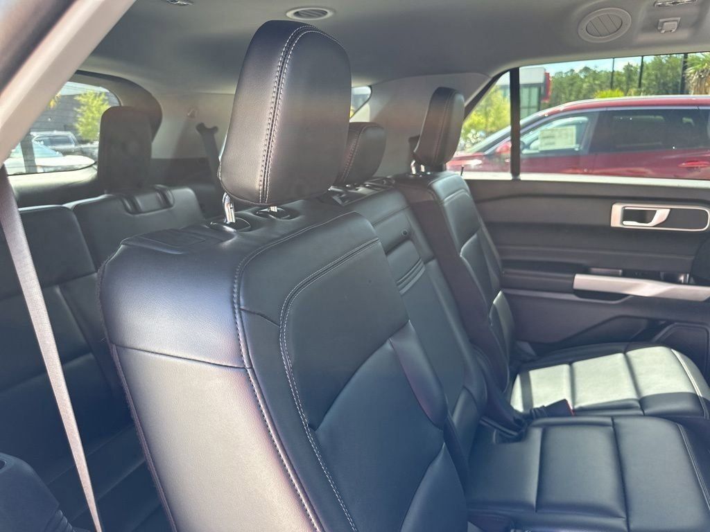2024 Silver Metallic Ford Explorer XLT RWD SUV