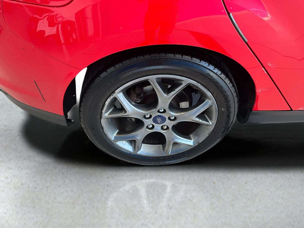 Used 2013 Race Red Ford SE image 30