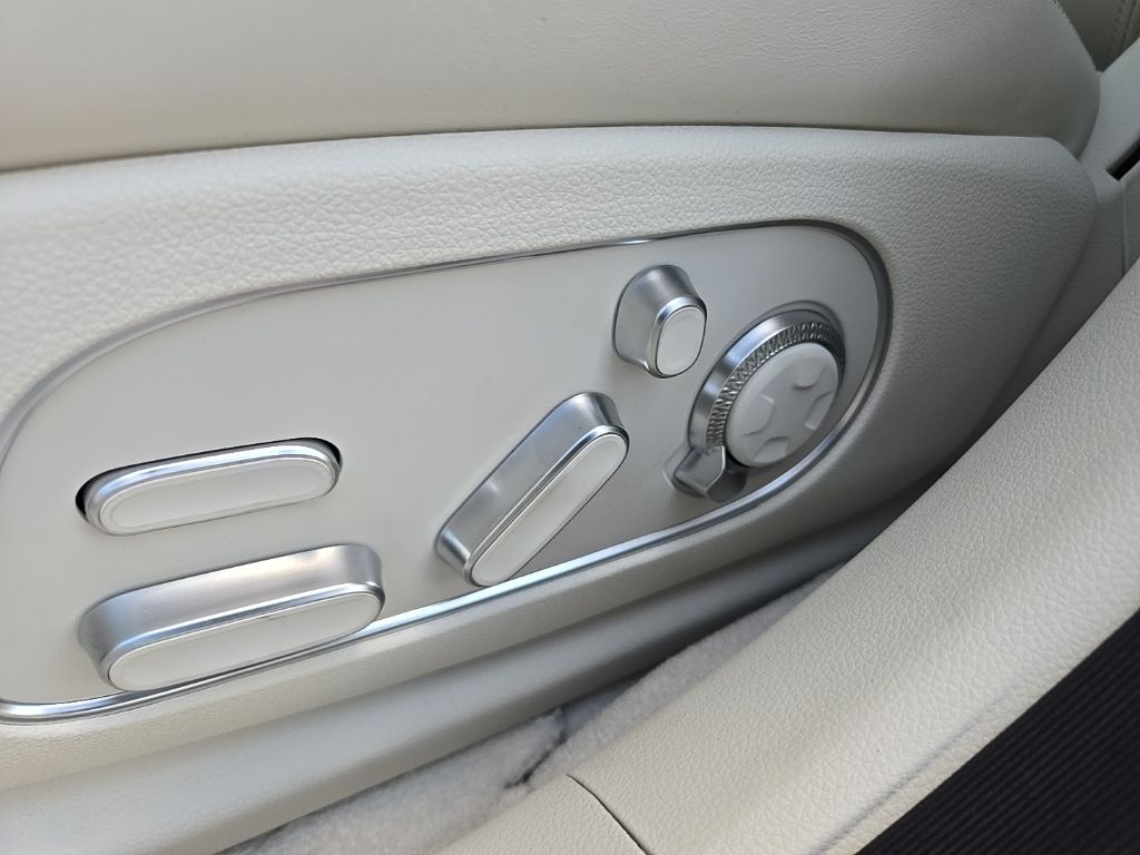 2025 Genesis G90  19