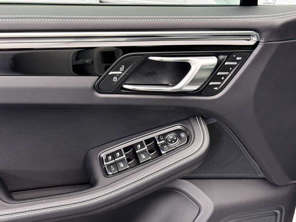Thumbnail: 2026 Porsche Macan - 24