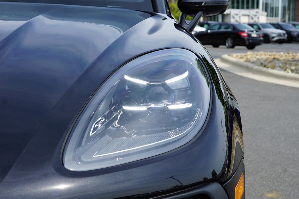 Thumbnail: 2023 Porsche Macan - 10