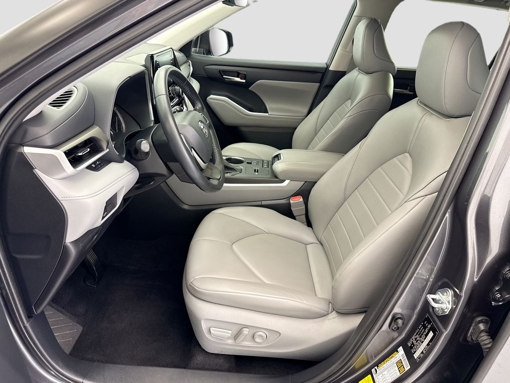 Thumbnail: 2022 Toyota Highlander - 18