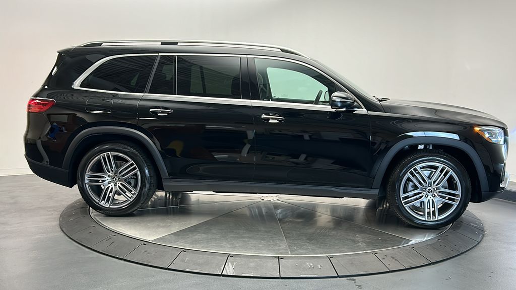 2025 Mercedes-Benz GLS 450 4MATIC 8