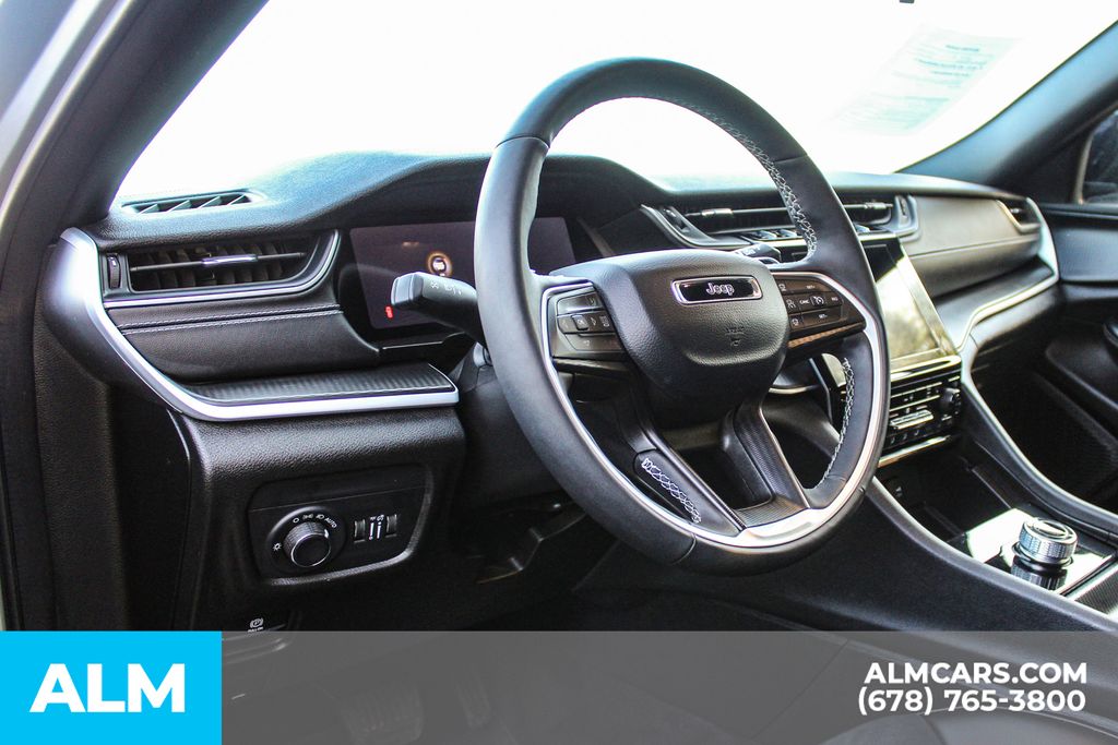 Used 2025 Silver Jeep Altitude image 33