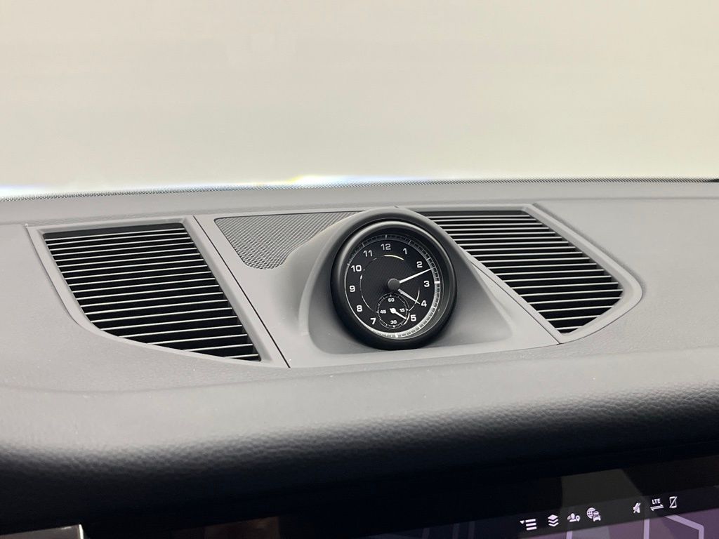 Thumbnail: 2026 Porsche Macan - 18