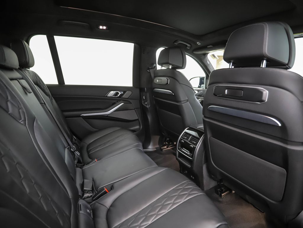 Thumbnail: 2026 BMW X7 - 32