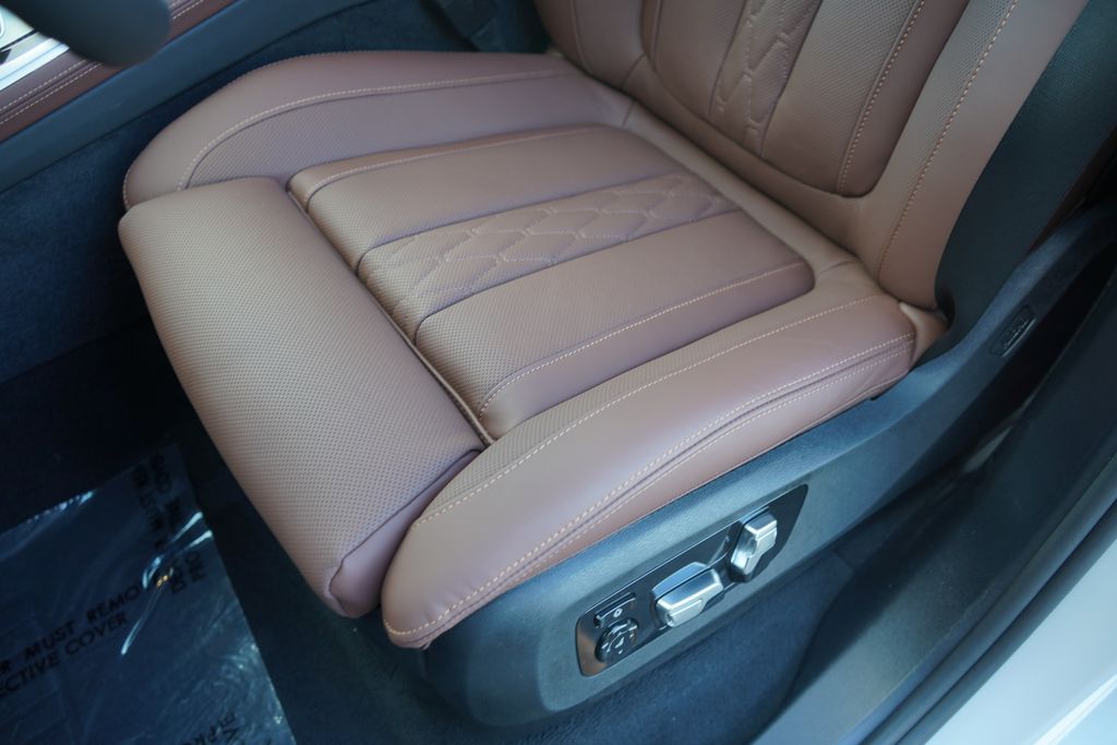 2025 BMW X7 M60i 11
