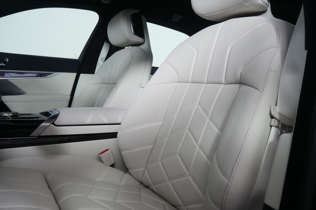 Thumbnail: 2026 BMW i7 - 10