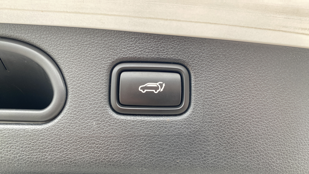 Used 2017 Winter White Hyundai Sport image 27