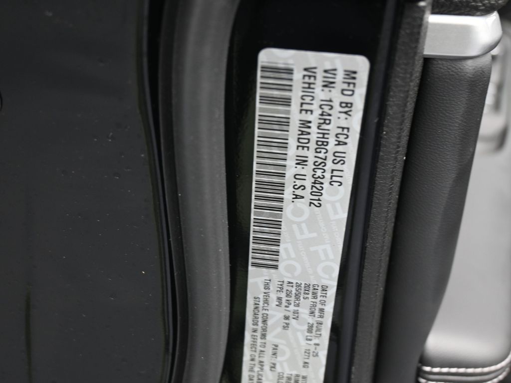 New 2025 Diamond Black Crystal Pearlcoat Jeep Limited image 18