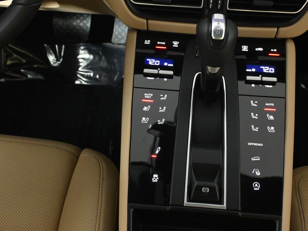 Thumbnail: 2025 Porsche Macan - 24