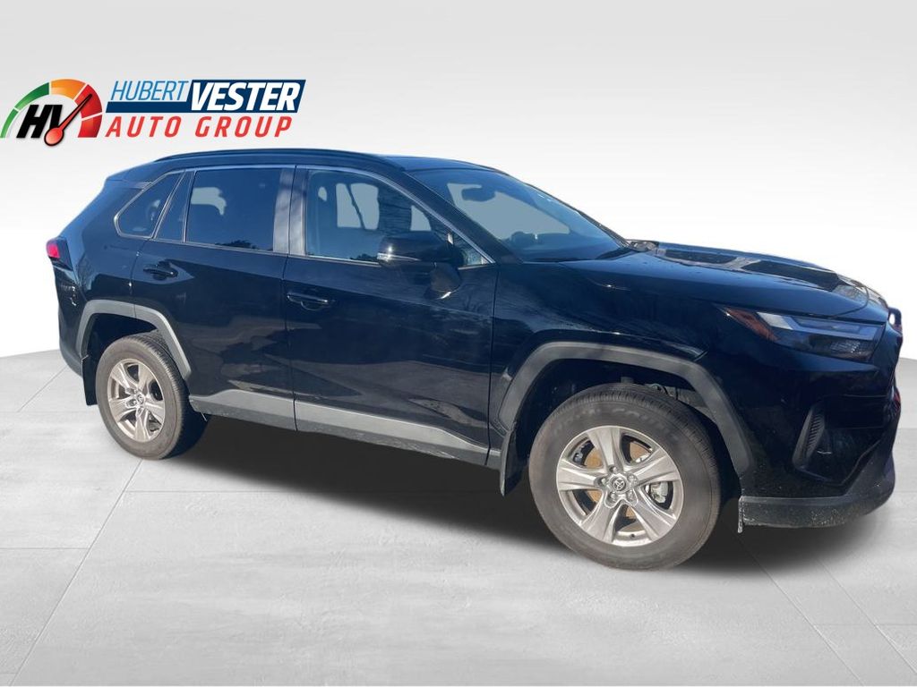 2025 Toyota RAV4 XLE's photo