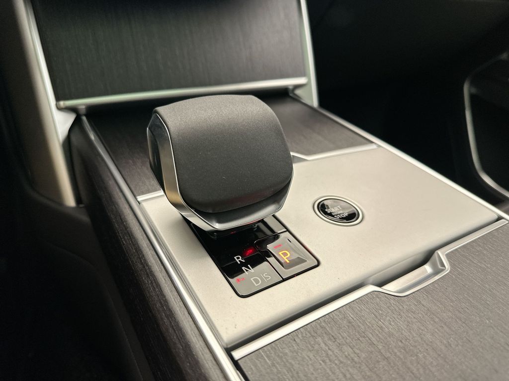 Thumbnail: 2025 Land Rover Range Rover - 11