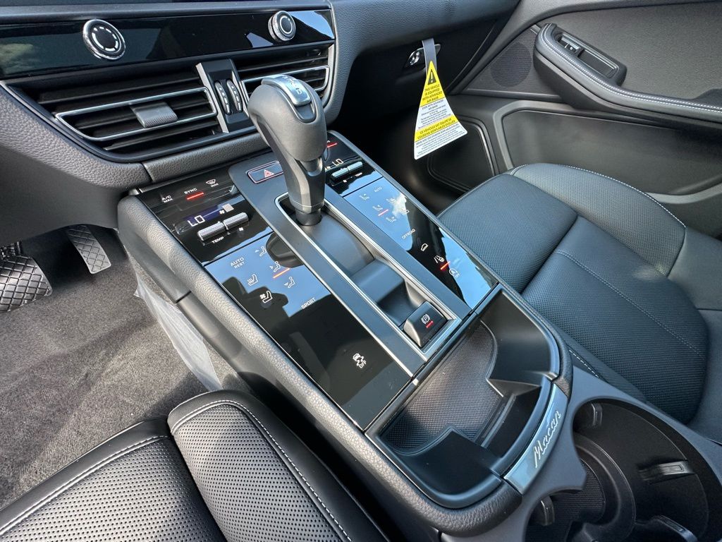 Thumbnail: 2026 Porsche Macan - 29