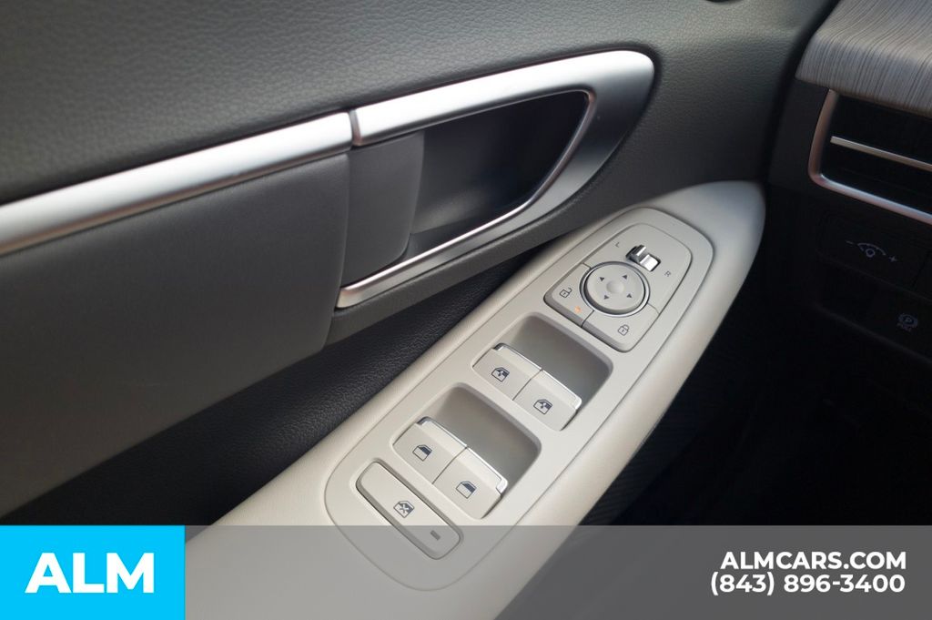 Used 2025 Black Hyundai SEL image 35