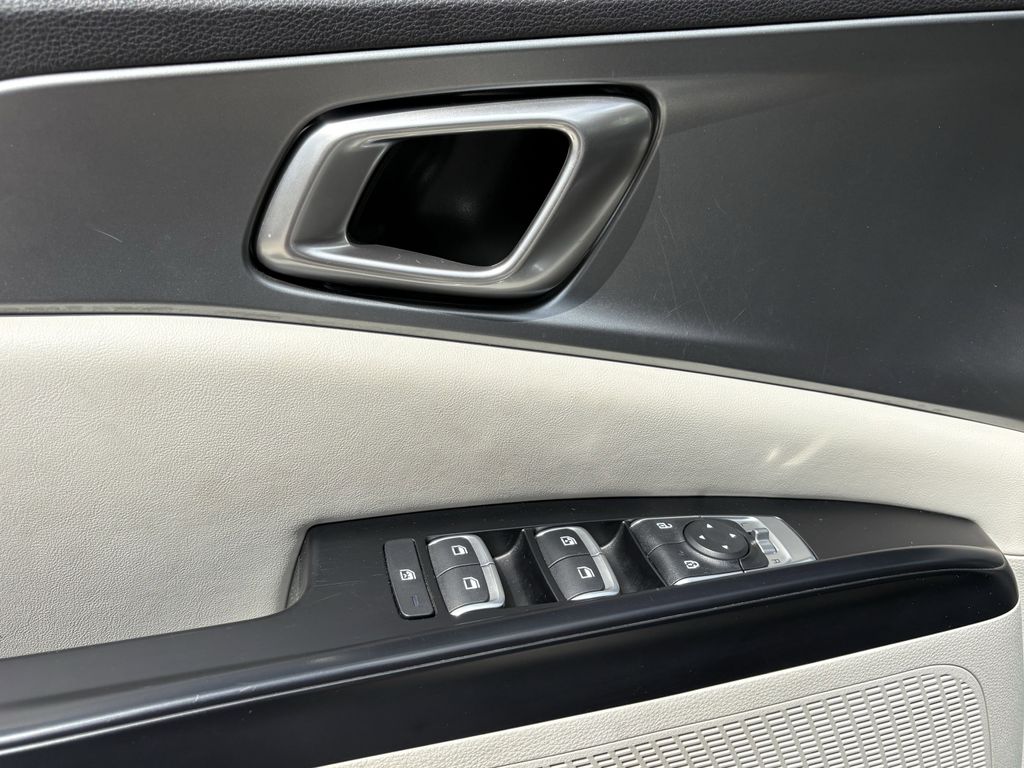 Used 2024 Snow White Pearl Kia LX image 11