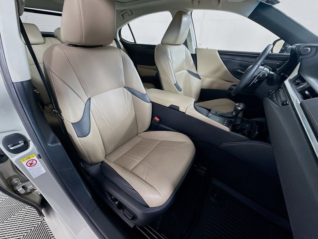Thumbnail: 2019 Lexus ES - 29