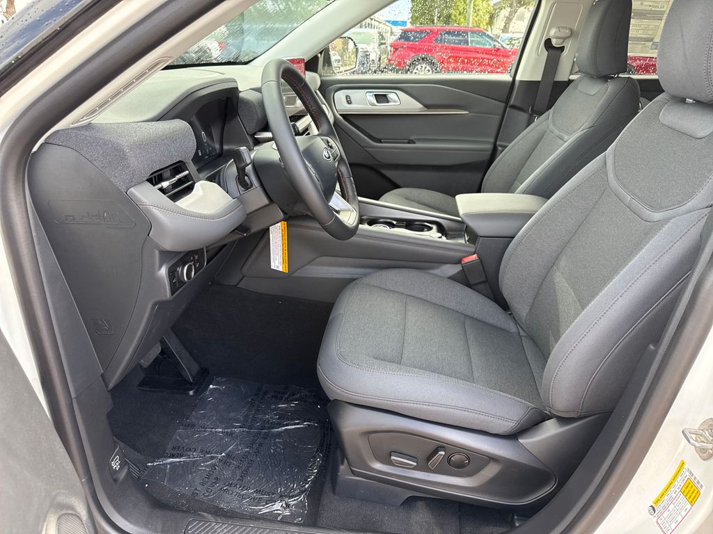 2025 Ford Explorer photo 14