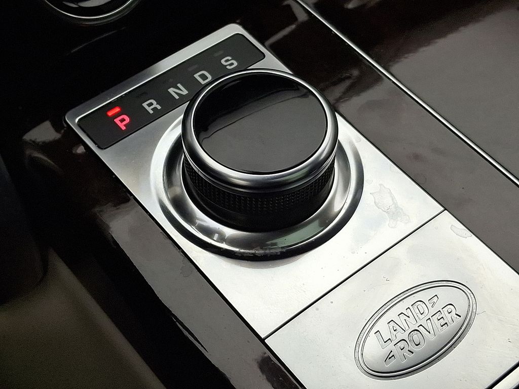 Thumbnail: 2020 Land Rover Range Rover - 16