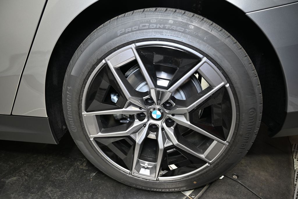 Thumbnail: 2026 BMW 5 Series - 12