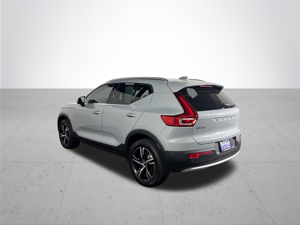 2025 Volvo XC40 B5 Core