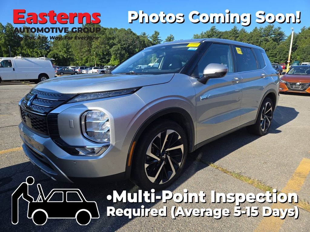 2023 Mitsubishi Outlander Plug-In Hybrid SE's photo